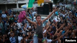 Warga Palestina merayakan gencatan senjata di Kota Gaza (26/8).