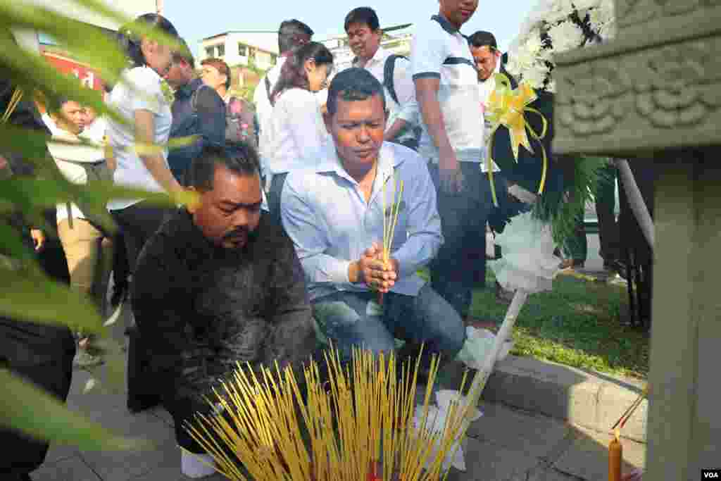 អ្នកចូលរួម​កំពុង​អុជធូប និង​គោរព​វិញ្ញាណ​ក្ខន្ធ​ លោក ជា វិជ្ជា អតីត​ប្រធាន​សហជីព​សេរីកម្មករ​ ដែល​ត្រូវ​បាន​គេ​បាញ់​សម្លាប់​កាល​ពី​១៥​ឆ្នាំ​មុន នៅ​ខាង​​មុខ​រូប​សំណាក​របស់​លោក ​ក្បែរ​វិមាន​ឯករាជ្យ​ នៅរាជធានីភ្នំពេញ ​នា​ថ្ងៃ​ទី២២​ ខែ​មករា​ ឆ្នាំ២០១៨។&nbsp;(កាន់​&nbsp;វិច្ឆិកា/VOA)