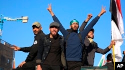 Ožalošćeni prate sanduk sa tijelom Abu Mahdi al-Muhandisa, zamjenika komandanta proiranskih milicija tokom sahrane u Basri 7. januara 2020. (Foto: AP)