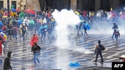 ក្រុមអ្នកធ្វើបាតុកម្មកំពុងប៉ះទង្គិចគ្នាជាមួយប៉ូលិសនៅក្នុងការធ្វើបាតុកម្មមួយប្រឆាំងនឹងរដ្ឋាភិបាលរបស់លោកប្រធានាធិបតី Ivan Duque នៅវិមាន Bolivar ​រដ្ឋធានី​បូហ្គោតា កាលពីថ្ងៃទី ៥ ខែឧសភា ឆ្នាំ ២០២១។