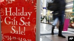 12月24日美国麻州剑桥一家购物中心里展示的“节日礼品减价”