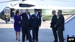 川普总统和第一夫人梅拉妮亚在马里兰州的安德鲁斯联合基地准备登上“空军一号”，开始亚太之旅。（2017年11月3日）