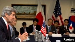 Menlu AS John Kerry (kiri) bertemu dengan Menteri-Menteri Luar Negeri China, Jepang dan Korea Selatan dalam forum ASEAN di Brunei Darussalam (1/7)/ 