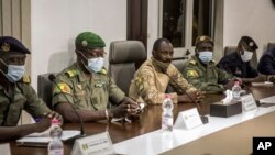 រូបឯកសារ៖ វរសេនីយឯក ​Assimi Goita ប្រធាន​​នៃ​របប​យោធា​​អម​ដោយ​​​អ្នក​នាំ​ពាក្យ​ ថ្លែង​ក្នុង​កិច្ច​ប្រជុំ​មួយ​។