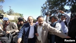 후티반군 대표단이 4일 예멘 평화 협상이 열리는 스웨덴으로 가기 위해 예멘 사나 국제공항에서 출발하고 있다. 