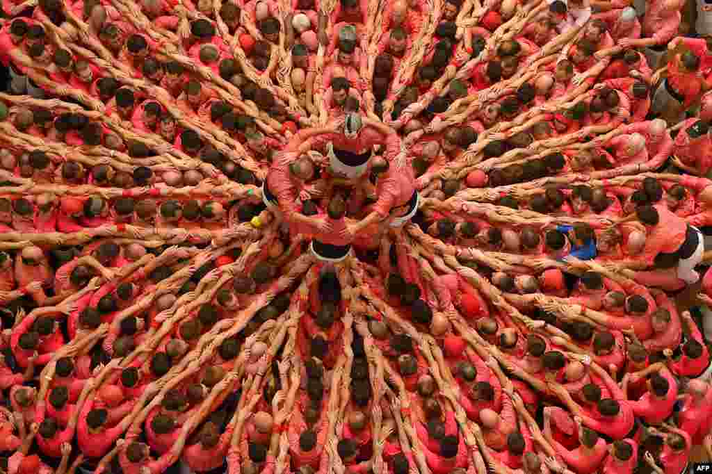 Para anggota kelompok membentuk &quot;menara manusia&quot; pada kompetisi &#39;Menara Manusia&#39; di kota Tarragona, Spanyol.