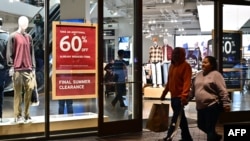 资料照片：消费者走在加利福尼亚州洛杉矶的一座奥特莱斯购物中心内。(2024年11月8日)