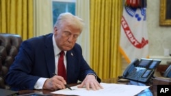 دونالد ترامپ، رئیس جمهوری ایالات متحده، در اتاق کار خود در کاخ سفید - ۳۰ ژانویه ۲۰۲۵ 