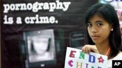 Seorang gadis di Manila, Filipina membawa poster anti pornografi anak-anak dalam sebuah forum. (Foto: Dok)