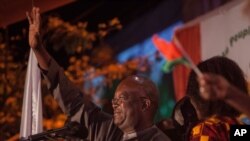 Roch Marc Christian Kabore merayakan kemenangannya sebagai Presiden Terpilih bersama para pendukungnya di Ouagadougou (1/12).