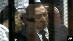 L'ancien président Egyptien Hosni Moubarak dans sa cage lors de son procès