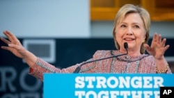 被推测为民主党总统候选人的希拉里·克林顿倾听记者提问（2016年6月28日）