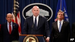 代理司法部长惠特克(中)与商务部长罗斯(左)以及联邦调查局局长克里斯托弗·雷在司法部发表讲话。（2018年1月28日）