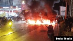 تجمع شماری از حامیان حزب‌الله در اعتراض به ممنوعیت فرود دو هواپیمای ایرانی در فرودگاه بیروت - ۲۵ بهمن ۱۴۰۳