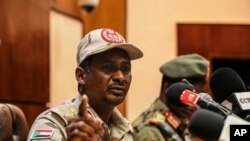 Le général Mohamed Hamdan Dagalo, le numéro deux du chef du Conseil militaire s'exprime dans une conférence à Khartoum, Soudan, mardi, le 30 avril 2019.