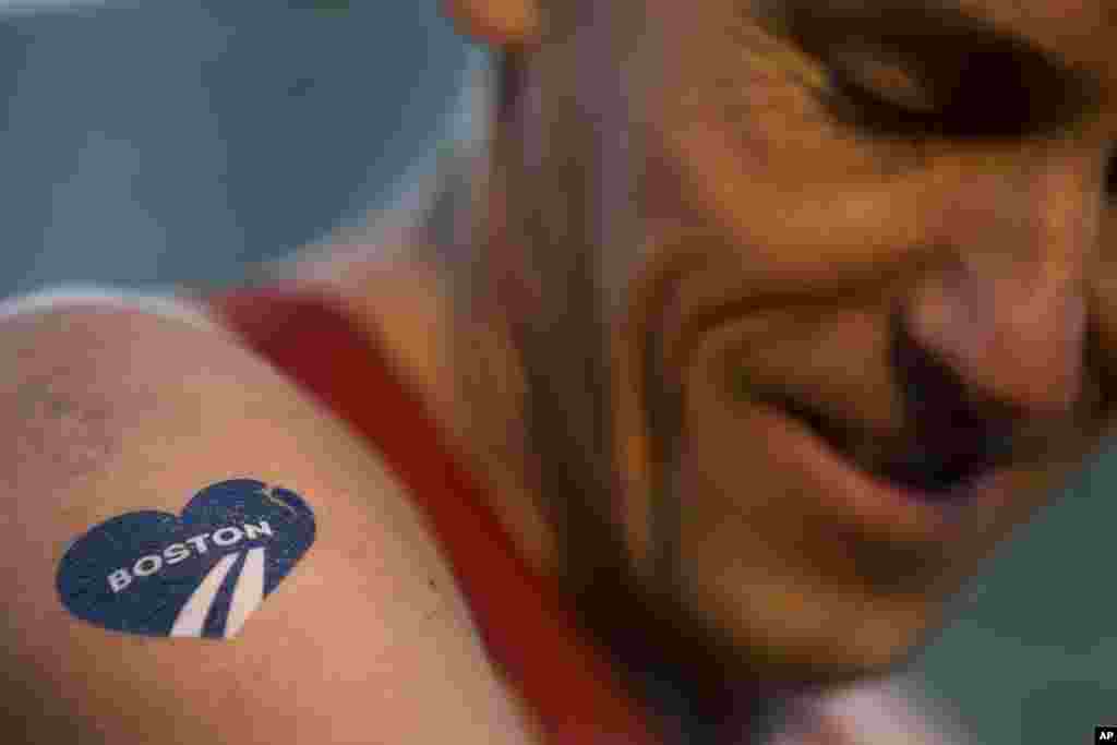 2014年4月21日，在第118届波士顿马拉松开始前，来自德国汉堡的选手托伊伯在热身。