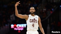 Evan Mobley (4) des Cleveland Cavaliers célèbre après avoir marqué contre les Dallas Mavericks, USA 2 février 2025.