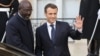 Le président libérien George Weah et le président français Emmanuel Macron, quittent l'Elysée après un déjeuner à Paris, le 21 février 2018.