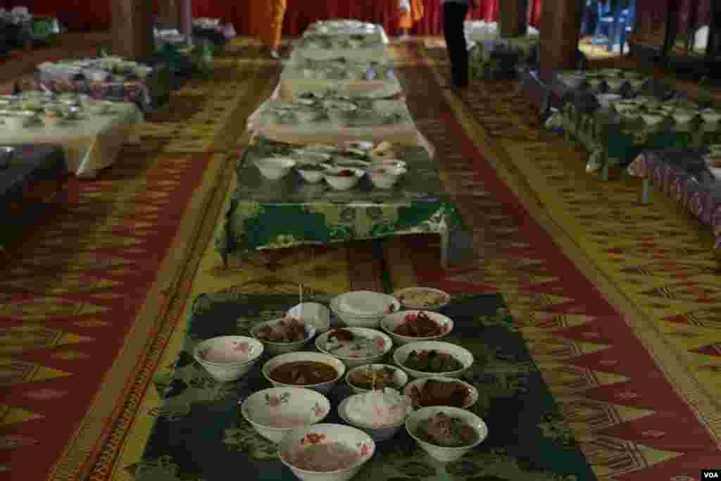 ចង្ហាន់​ព្រះ​សង្ឃ​ដែលត្រូវ​បាន​វេរ​ប្រគេន​រួច​ត្រូវ​បាន​តម្រៀប​គ្នា​​លើ​តុ​សម្រាប់​ព្រះ​សង្ឃ​នៅ​ក្នុង​វត្ត​មួយ​កណ្តាល​រាជធានី​ភ្នំពេញ​កាលពី​ព្រឹក​ថ្ងៃសៅរ៍​ ទី​១៦ ខែ កញ្ញា​​ ឆ្នាំ២០១៧។​(ទុំ ម្លិះ/VOA)