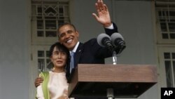 აშშ-ს პრეზიდენტი, ბარაკ ობამა და ბირმის ოპოზიციის ლიდერი, აუნ სან სუ ჩი მედიასთან გამართული შეხვედრის შემდეგ. 19 ოქტომბერი, 2012 წ. 