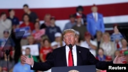 特朗普2018年10月10日在宾州一个政治集会上讲话（路透社）