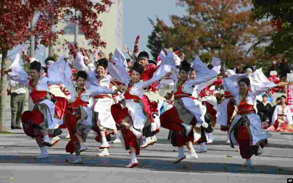 Para penari meramaikan festival tahunan Yosakoi di jalanan kota Tokyo, Jepang.
