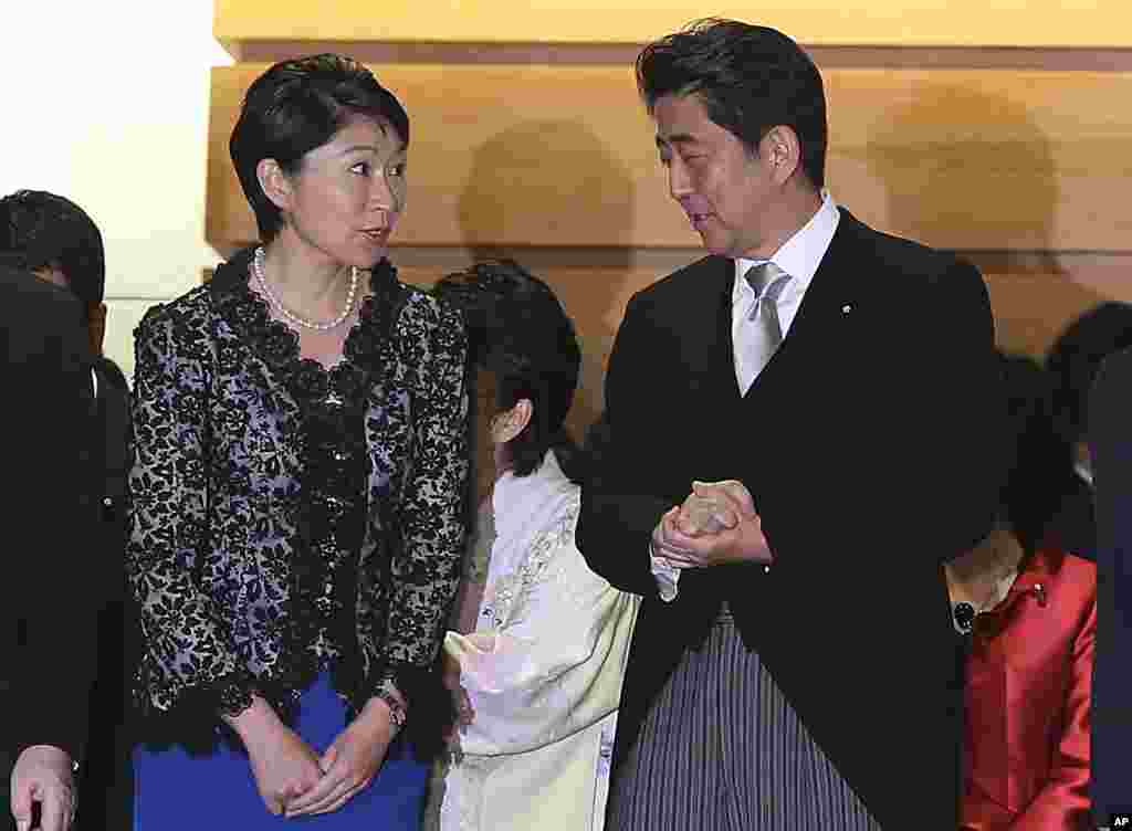Perdana Menteri Jepang Shinzo Abe dan Menteri Perdagangan Yuko Obuchi yang baru ditunjuk sebelum foto bersama menyusul pertemuan kabinet pertama di kediaman resmi perdana menteri di Tokyo (3/9).&nbsp;(AP/Eugene Hoshiko)