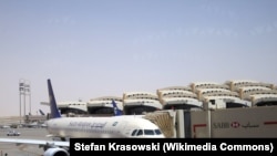 沙特利雅得哈立德国王国际机场停靠的一架沙特航空公司的飞机。沙特军方11月3日拦截了一枚从也门射往该机场的弹道导弹。