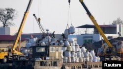 북한 신의주에서 중국 선박이 화물을 하역하고 있다. (자료사진)