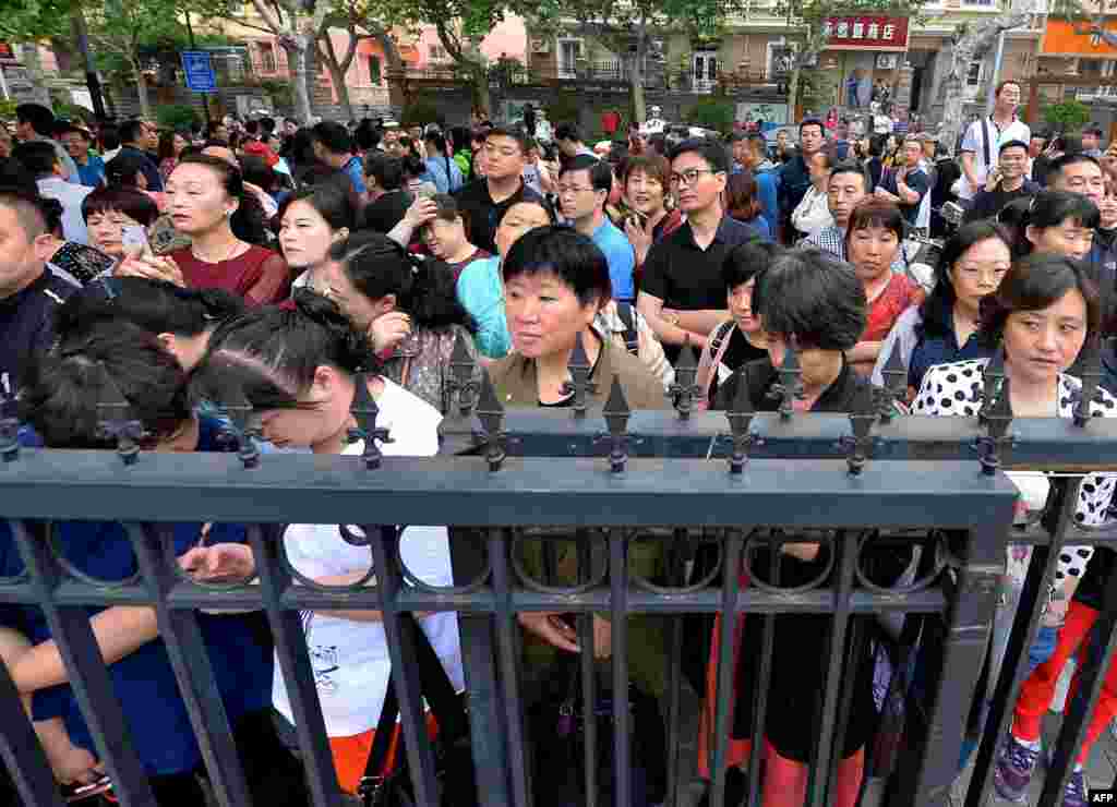 2018年6月7日，中国东部山东省青岛，学生参加高考时，家人在校外等候。中国去年的高校录取率是81%，如果今年相同，就将录取将近790万学生。