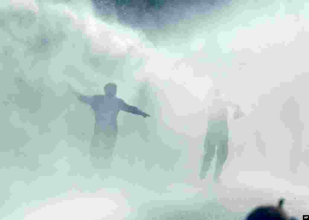 درگیری دانشجویان دانشگاه مهندسی خاورمیانه و دیگر تظاهرکنندگان با پلیس ضدشورش &ndash; آنکارا، ۱۷ مهر ۱۳۹۳ 