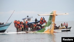 Waokozi wakijaribu kuwatoa abria kwenye ndege iliyopata ajali ya Precision Air