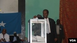 Le président Hassan Sheikh Mahamud vote dans un bureau en 2012, année de son élection.