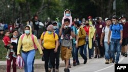 资料照片：移民队伍从洪都拉斯前往危地马拉边境，准备步行前往美国。(2021年1月15日)