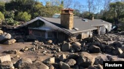 泥石流摧毁的一座房子