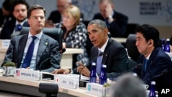 美国总统奥巴马（中）在华盛顿核安全峰会上讲话，照片左边的是丹麦首相马克.吕特，右边是日本首相安倍晋三。（2016年4月1日）