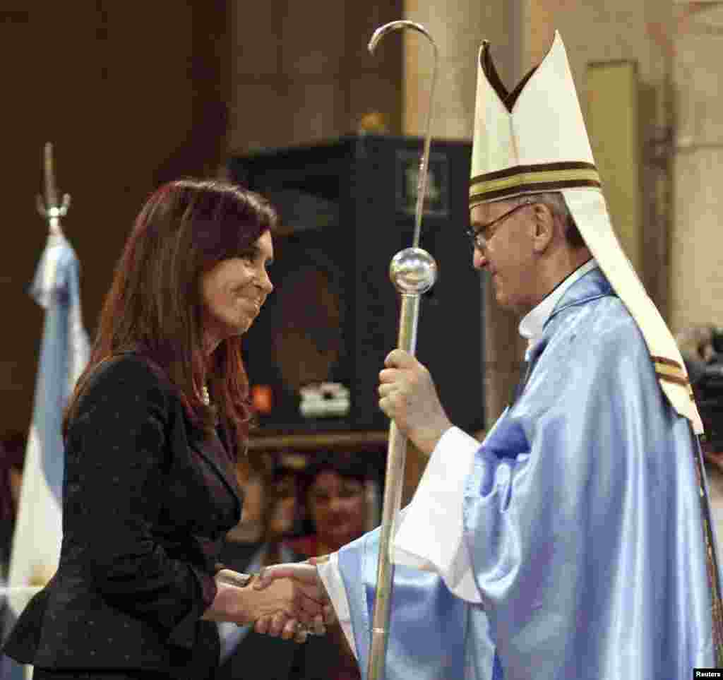 Presiden Argentina Cristina Fernandez de Kirchner menyapa Kardinal Argentina Jorge Bergoglio di Basilika Lujan, 22 Desember 2008.