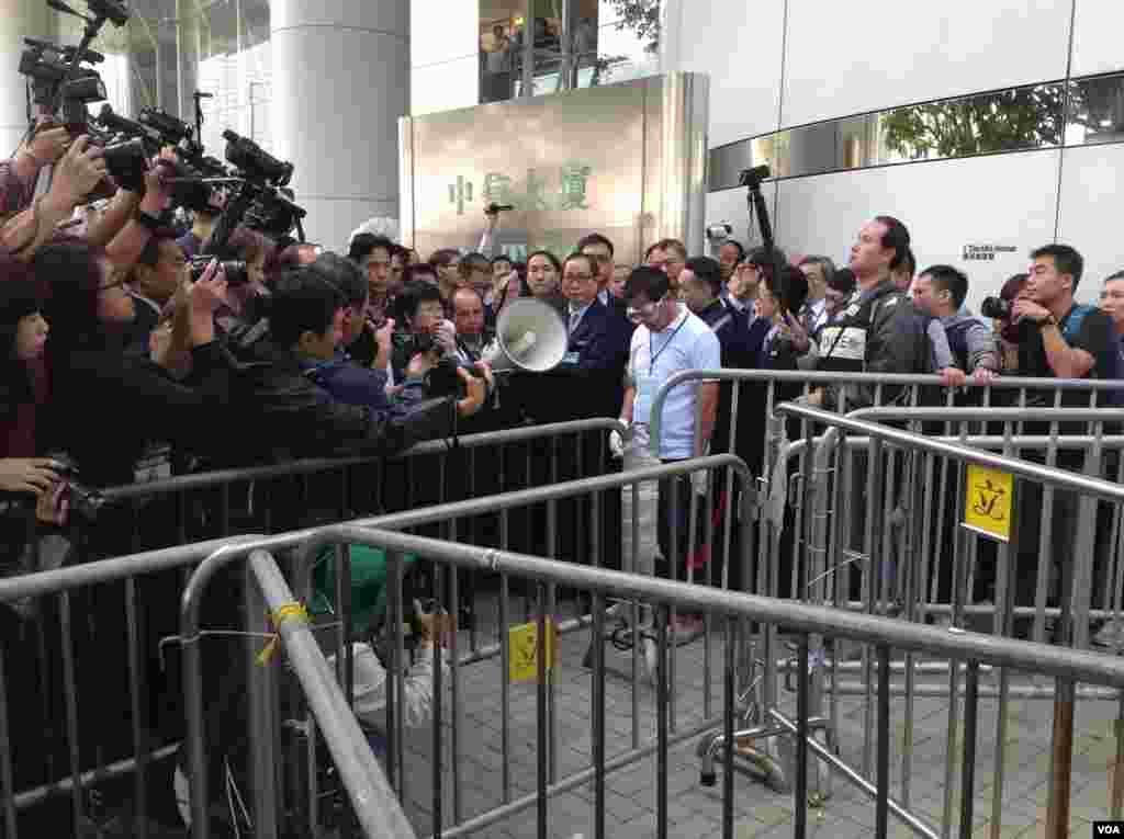 高等法院执达主任在金钟中信大厦展开清理障碍物行动（美国之音海彦拍摄）