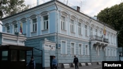 6月23日俄罗斯警察在厄瓜多尔驻莫斯科大使馆外巡逻。