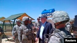 2013年5月27日美国参议员麦凯恩到土耳其南部探望驻当地的美军。