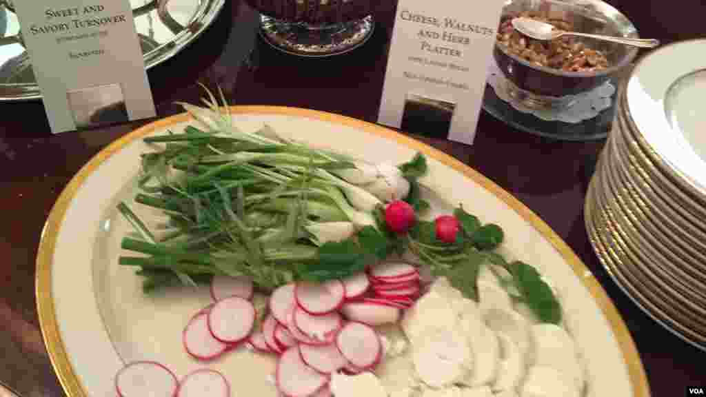 روی میز مراسم نوروز در کاخ سفید حتی تربچه و پیازچه و پنیر هم سرو می شد تا فضا حسابی حال و هوای ایرانی بگیرد.