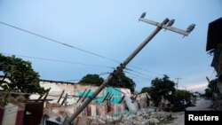 Sebuah bangunan di Juchitan, Meksiko, hancur akibat gempa yang melanda pantai selatan Meksiko, Kamis malam (8/9).