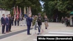 唐纳德·特朗普(Donald Trump)总统阵亡将士纪念日在阿灵顿国家公墓参加纪念活动。