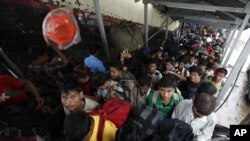 Masyarakat India di negara bagian Assam, tempat terjadinya konflik antar etnis. (Foto: AP)