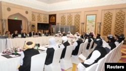 카타르 도하에서 미국과 탈레반, 카타르 대표단들이 평화 협상을 하고 있다. 