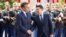 Президент Франции Эммануэль Макрон приветствует президента Украины Владимира Зеленского в Елисейском дворце. 17 июня 2019 г. 