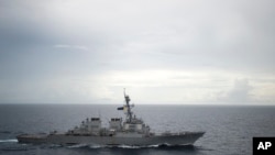 美军海军DDG-73迪凯特号导弹驱逐舰在南中国海航行 （2016年10月13日）