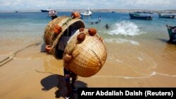 Pescadores na Baía Farta, saindo do mar. Benguela. Angola