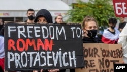 生活在波兰的白俄罗斯人和波兰人在欧盟委员会驻华沙办事处外举牌抗议，要求争取释放白俄罗斯反对派活动人士普拉塔维奇。(2021年5月24日)