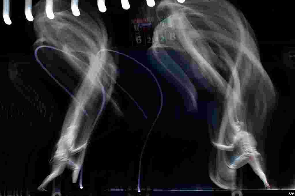 Italy&#39;s Andrea Baldini (R) and Russia&#39;s Artur Akhmatkhuzin competing during the men&#39;s foil team gold medal match at the 2015 World Fencing Championships in Moscow, Russia, July 19, 2015.